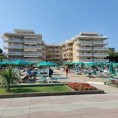 Panfilo Con Piscina Fronte Mare Апартаменты Лидо-ди-Езоло