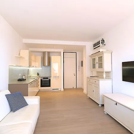 Panfilo Con Piscina Fronte Mare *