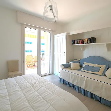 Panfilo Con Piscina Fronte Mare *