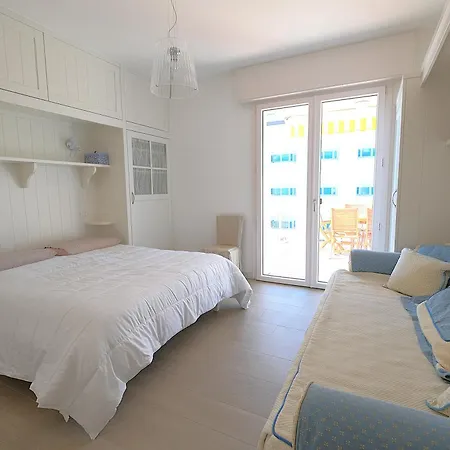 Panfilo Con Piscina Fronte Mare ليدو دي يسولو