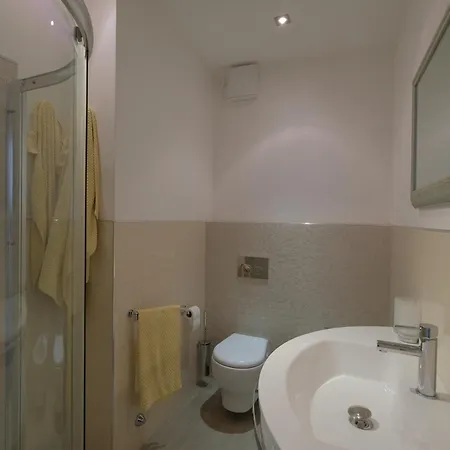 Panfilo Con Piscina Fronte Mare