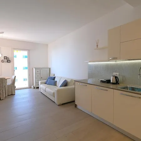 Panfilo Con Piscina Fronte Mare *