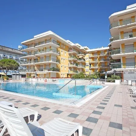 Panfilo Con Piscina Fronte Mare Lido di Jesolo
