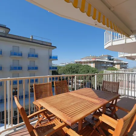 Panfilo Con Piscina Fronte Mare