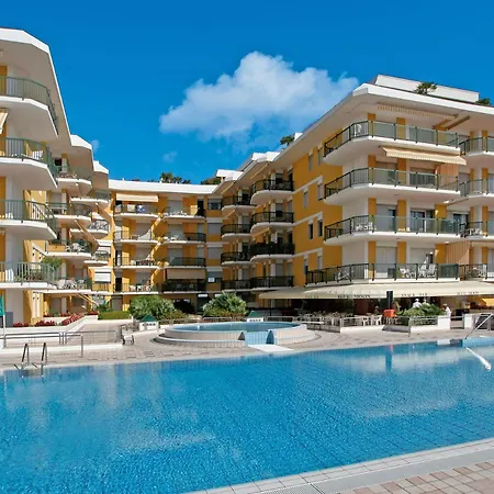 Panfilo Con Piscina Fronte Mare *