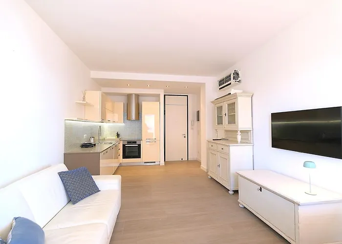 Panfilo Con Piscina Fronte Mare *