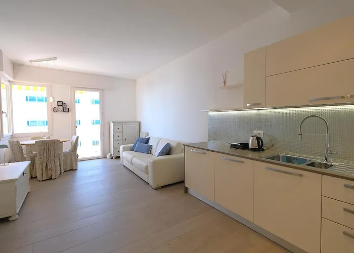 Panfilo Con Piscina Fronte Mare *